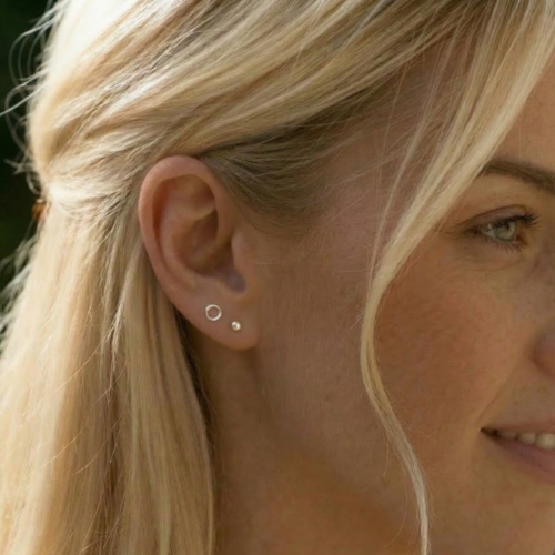 Auskarai prie ausies