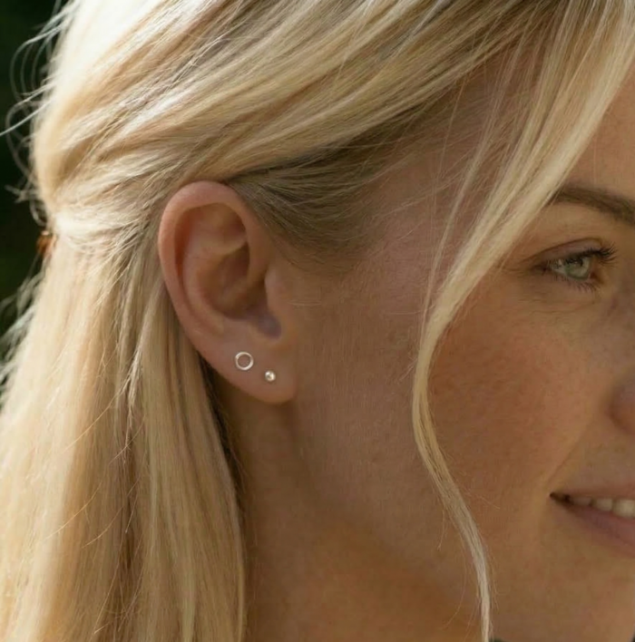 Auskarai prie ausies