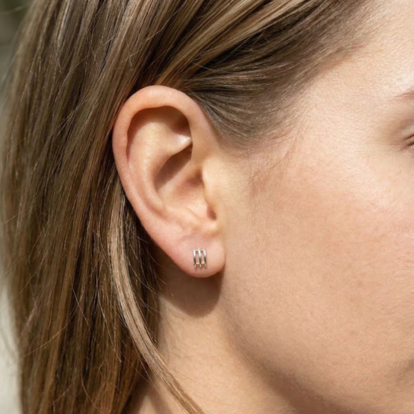 Auskarai prie ausies