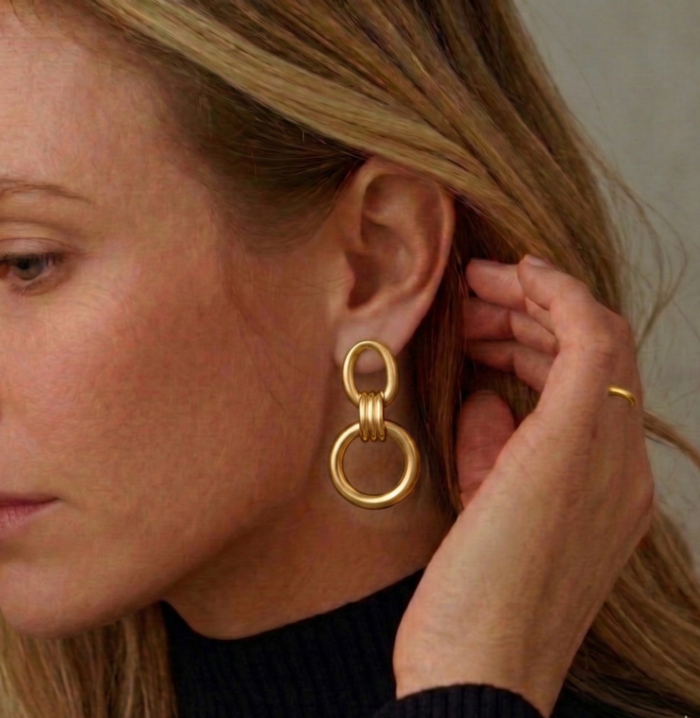 Aukso spalvos ilgi auskarai