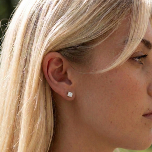 Maži baltos spalvos auskarai