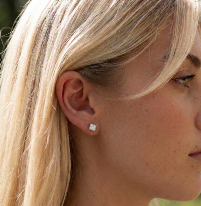 Maži baltos spalvos auskarai