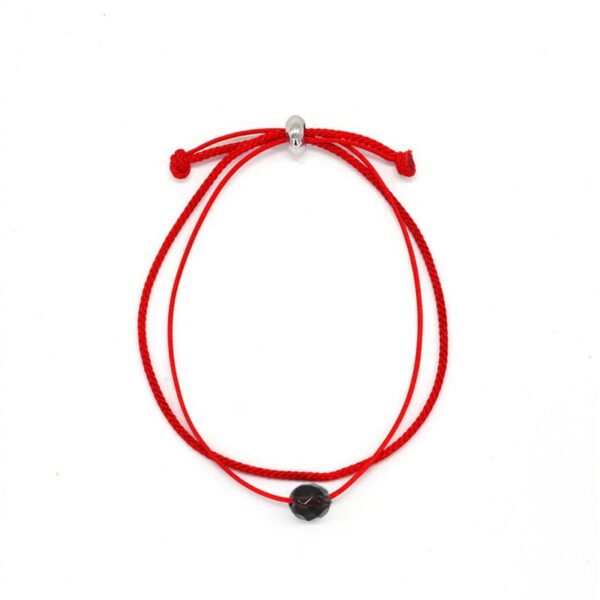 Raudono siūlo apyrankė