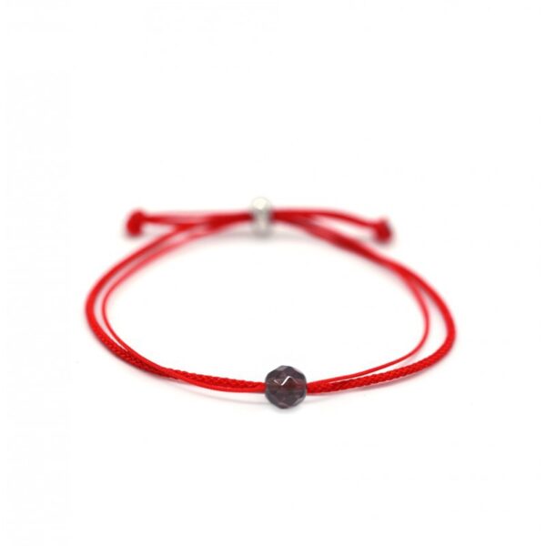 Raudono siūlo apyrankė