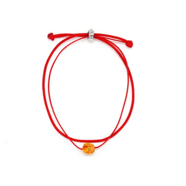 Raudono siūlo apyrankė