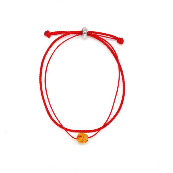 Raudono siūlo apyrankė