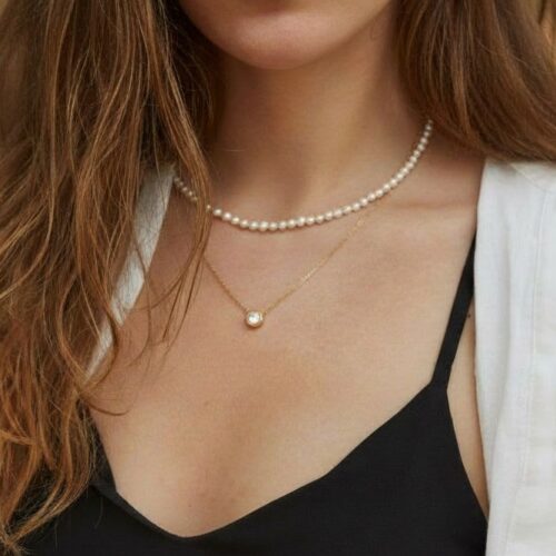 Pakabukas su balta akute